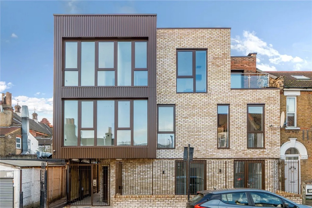 Gingerbread Court (2), Michigan Avenue, E12
